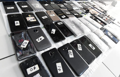 Flores: Clausuran local con teléfonos robados