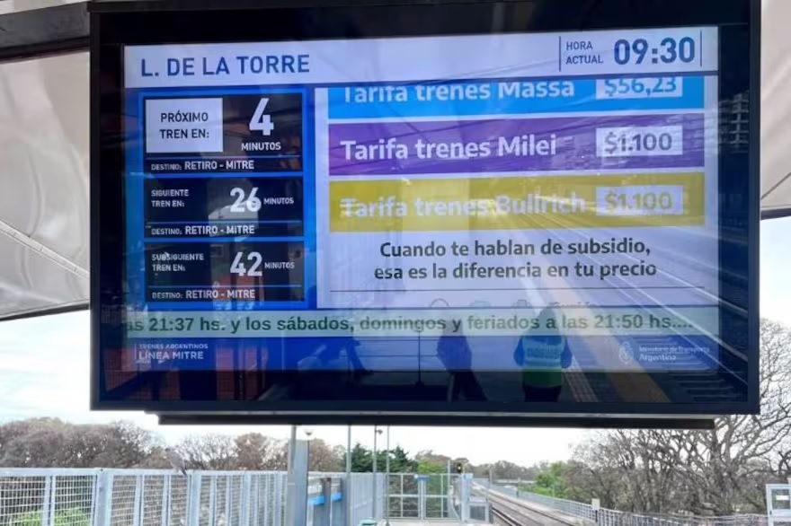 Varias estaciones de tren exhibieron carteles con el precio del boleto según cada candidato a presidente