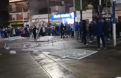 Vélez perdió y estalló la furia de sus hinchas