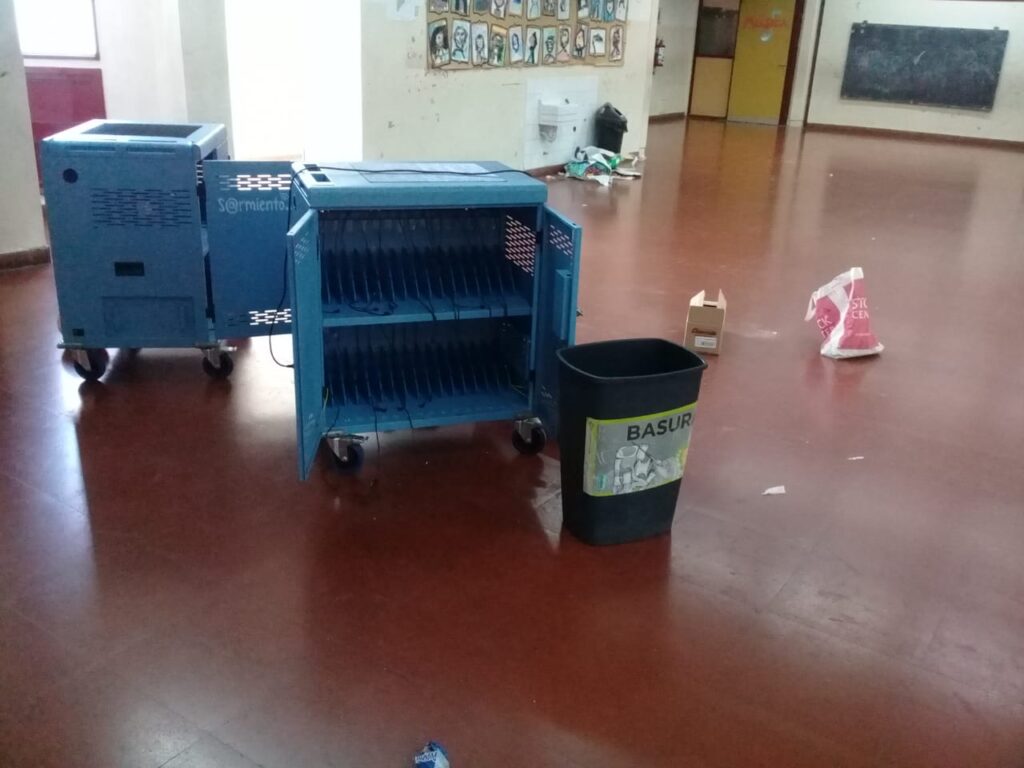 Boedo: robaron unas 100 notebooks y causaron destrozos en la Escuela Almafuerte