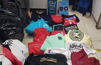 Cayó una familia que producía ropa apócrifa vendida en Flores