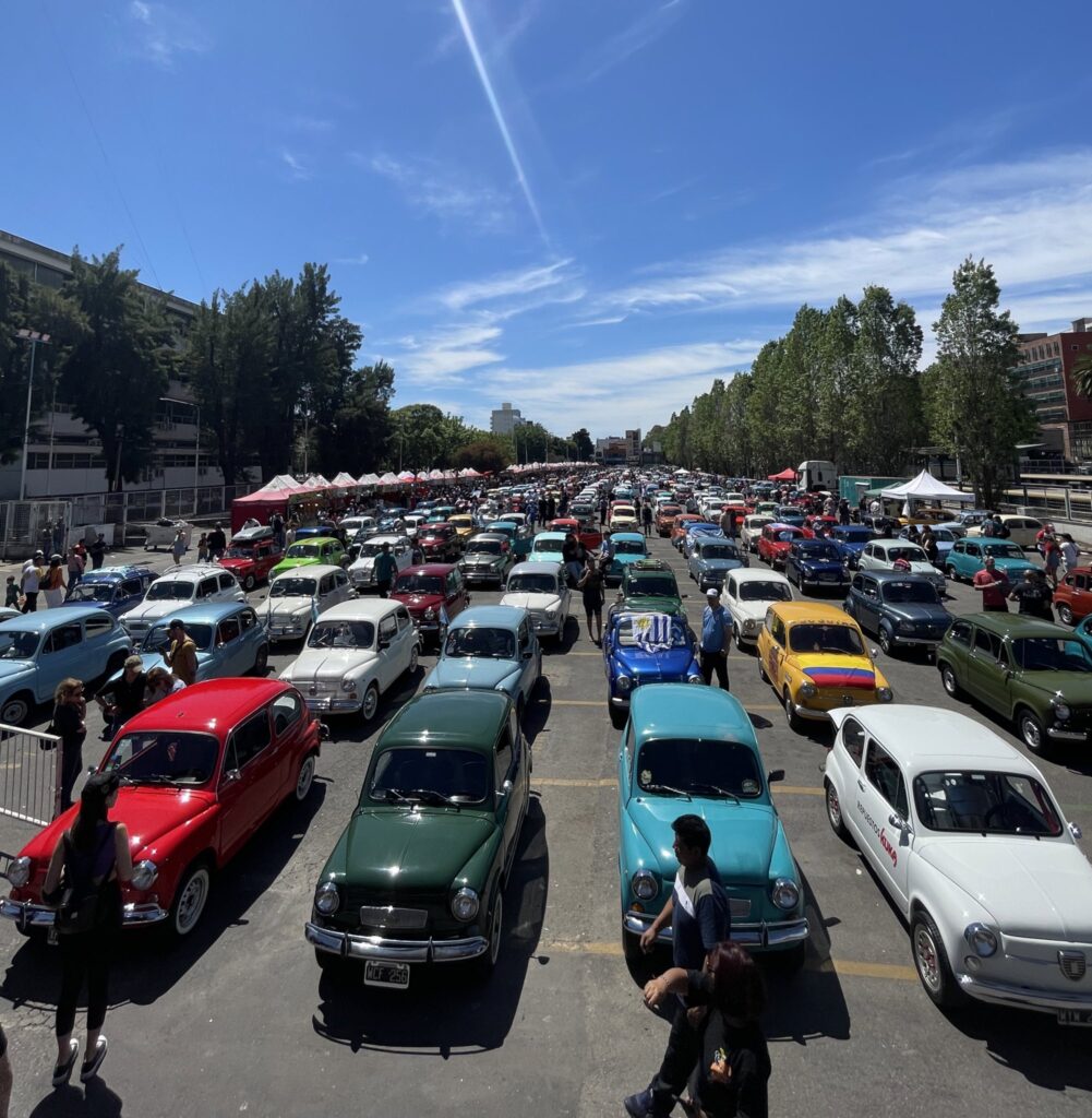 Cientos de Fiat 600 atravesaron la General Paz desde el Autódromo de Villa Riachuelo hasta el nuevo Museo del Fitito en Caseros