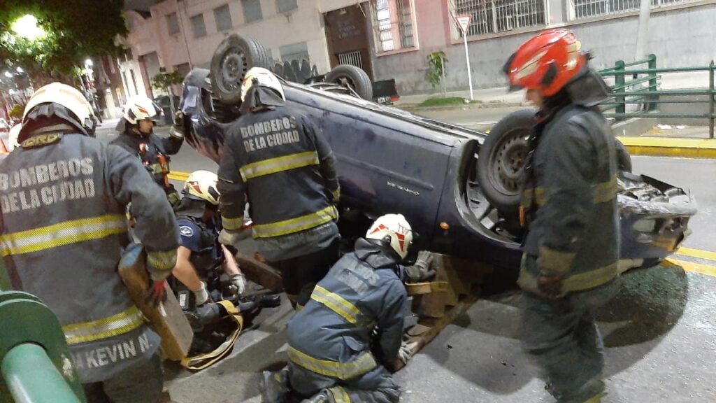 Chacarita: un conductor alcoholizado chocó y volcó en el túnel Dorrego