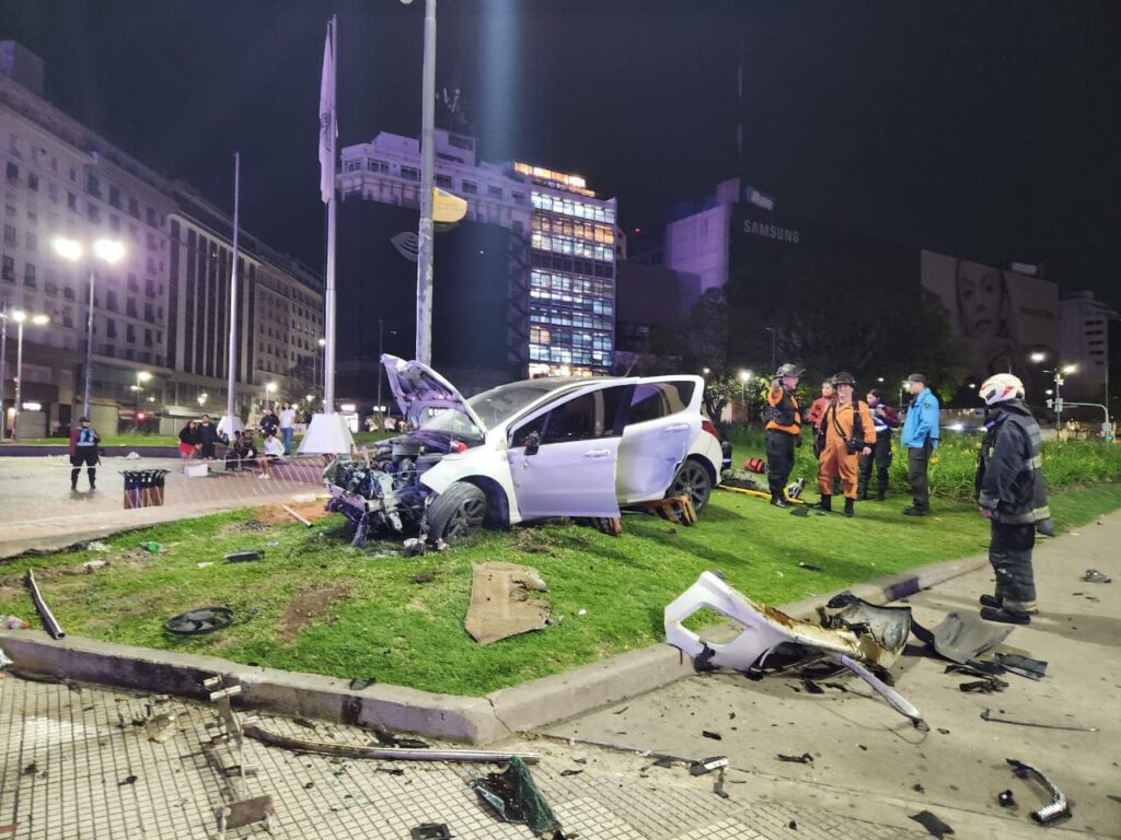 Obelisco: un automovilista alcoholizado chocó contra las vallas y subió a la Plaza de la República