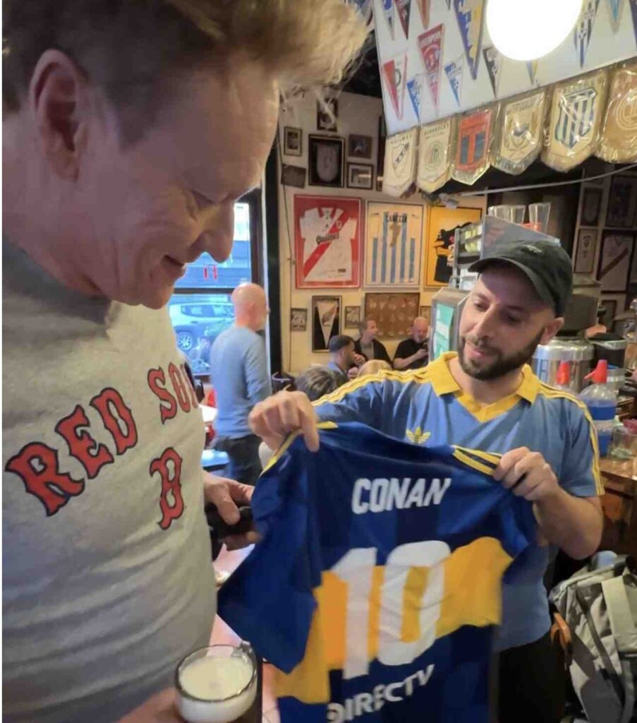 Abasto: el comediante Conan O’Brien, guionista de Los Simpson, visitó El Banderín y le regalaron una remera de Boca