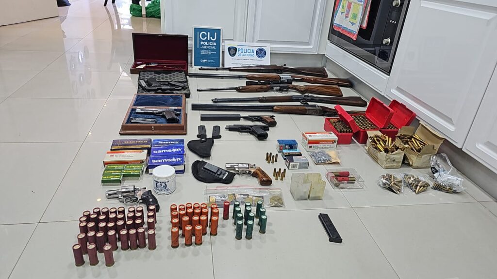 Puerto Madero: lo denunciaron por amenazas, lo allanaron y secuestraron carabinas, revólveres y municiones