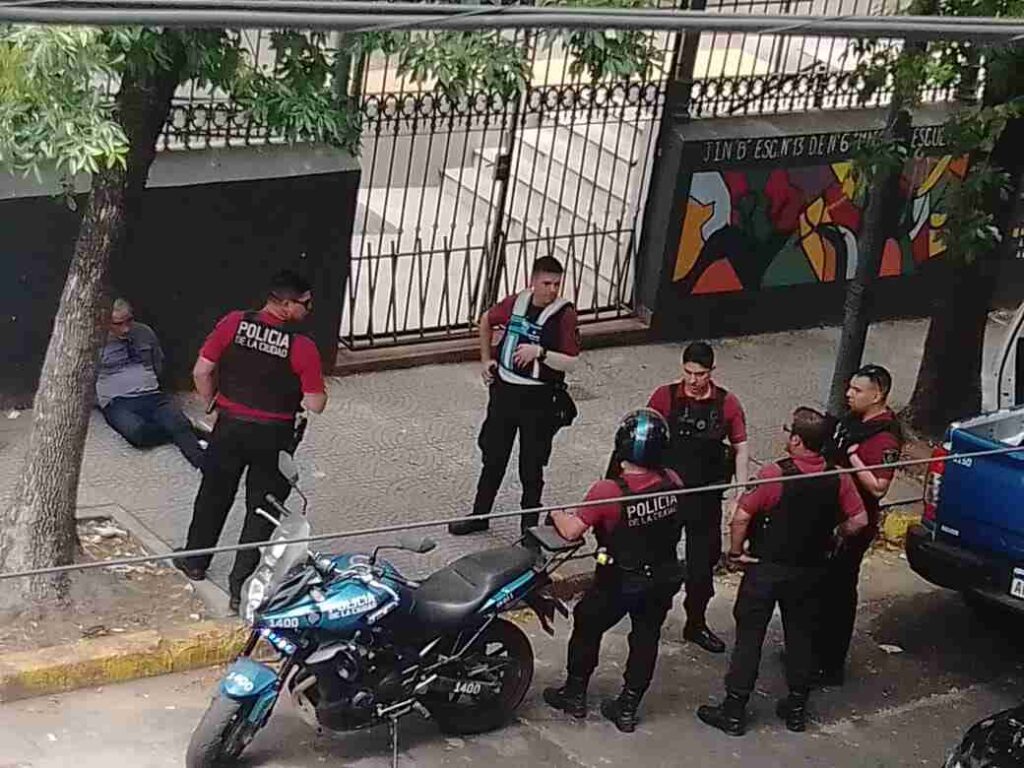 Balvanera: dos detenidos por vender droga frente a la escuela Zapiola