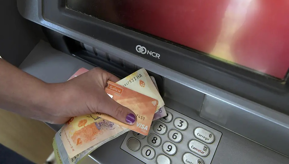 Este lunes hay feriado bancario: qué operaciones están habilitadas