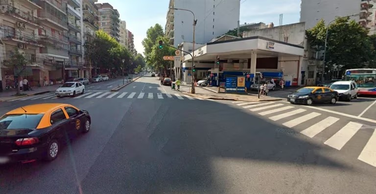 Balearon en las piernas a un motociclista en Barracas, luego de perseguirlo desde Avellaneda