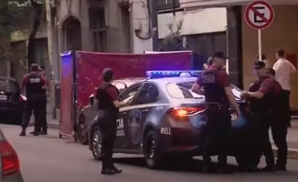 Caballito: cayó desde un quinto piso porque le notificaron una exclusión del hogar