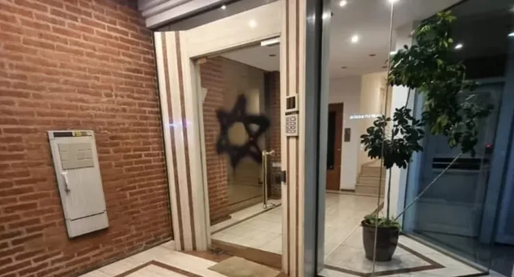 Antisemitismo en Caballito: marcaron un edificio con la Estrella de David