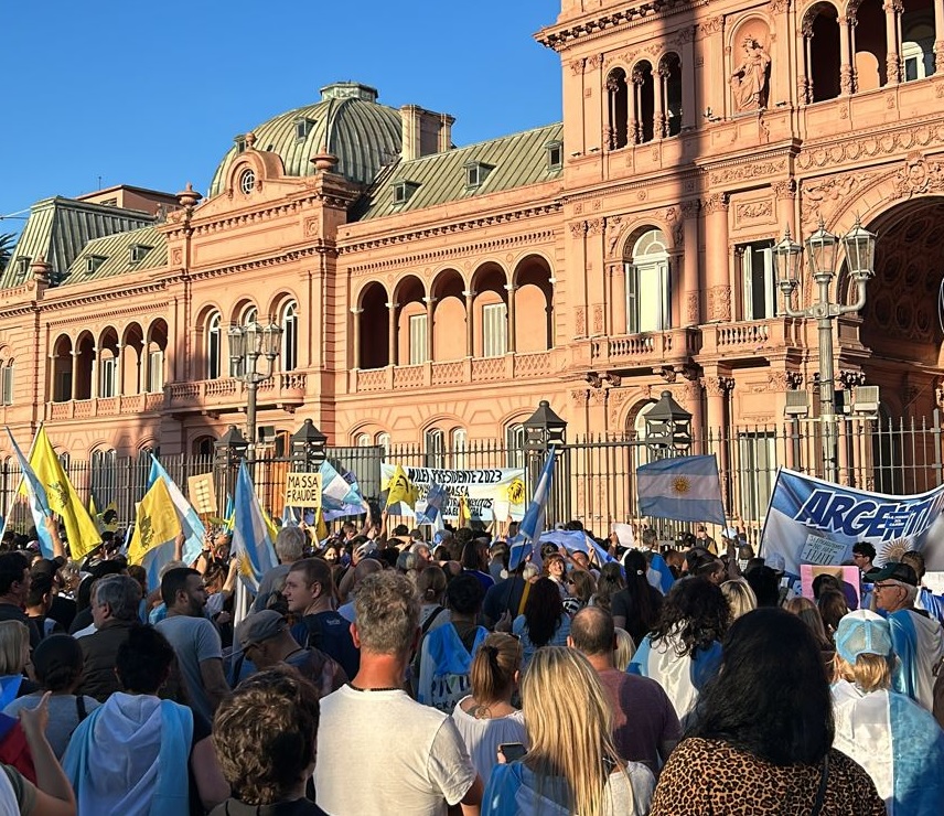 Libertarios y macristas protestaron contra el Gobierno nacional en el Obelisco y Plaza de Mayo