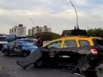 Un taxi y una camioneta chocaron en la avenida General Paz: un conductor se dio a la fuga