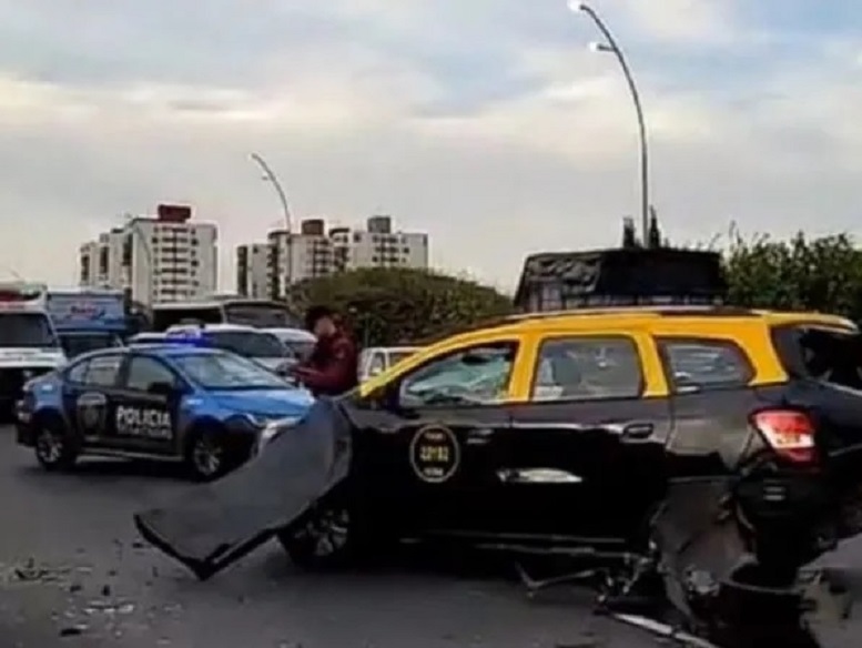 Un taxi y una camioneta chocaron en la avenida General Paz: un conductor se dio a la fuga