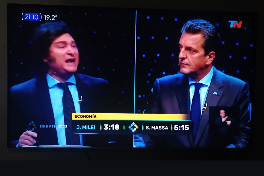 “El peronista Sergio Massa aporreó sin compasión durante dos horas a su rival, el ultra Javier Milei”.