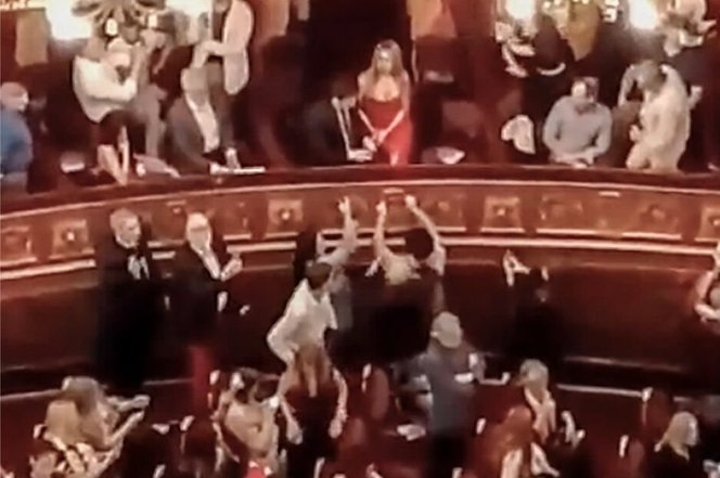 Javier Milei fue al Teatro Colón, lo aplaudieron y también le cantaron: “Vos sos la dictadura”