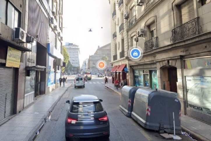 San Nicolás: cuatro motochorros rompieron los vidrios de un auto y robaron $3.000.000