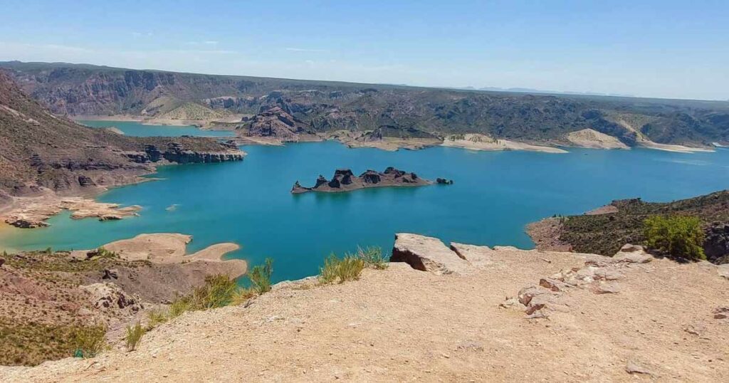 Los héroes ejemplares están aquí, abajo, más acá de nuestras narices. Y usted conoce alguno, seguro