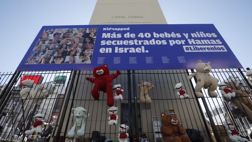 Obelisco: a un mes de la guerra en Gaza, instalaron fotos de niños secuestrados y peluches para exigir su liberación