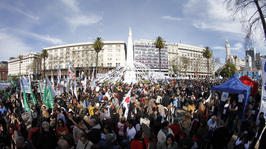 Contra Milei, piqueteros y organismos de derechos humanos acompañarán la Ronda de las Madres de Plaza de Mayo
