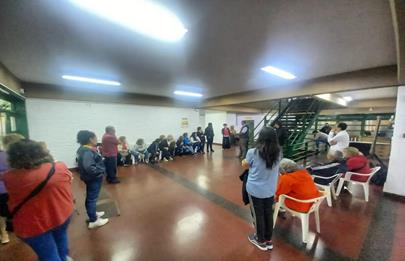 Reunión de vecinos y usuarios de la pileta cubierta de Parque Chacabuco