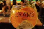 Vinoteca Drams crece y lanzó su propio gin