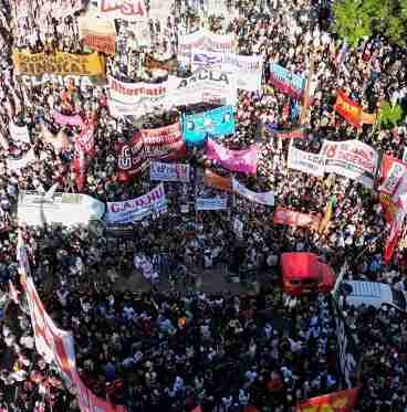 Marcha a Plaza de Mayo: enorme despliegue policial, dos detenidos, incidentes y represión y Plaza Miserere como uno de los puntos de encuentro