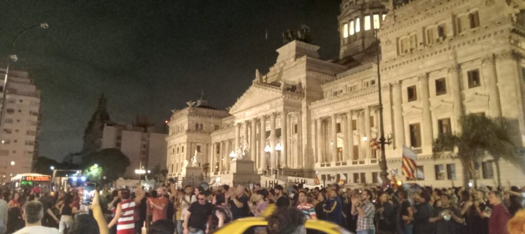 Protestas en esquinas porteñas y marcha al Congreso de la Nación contra el DNU de Javier Milei