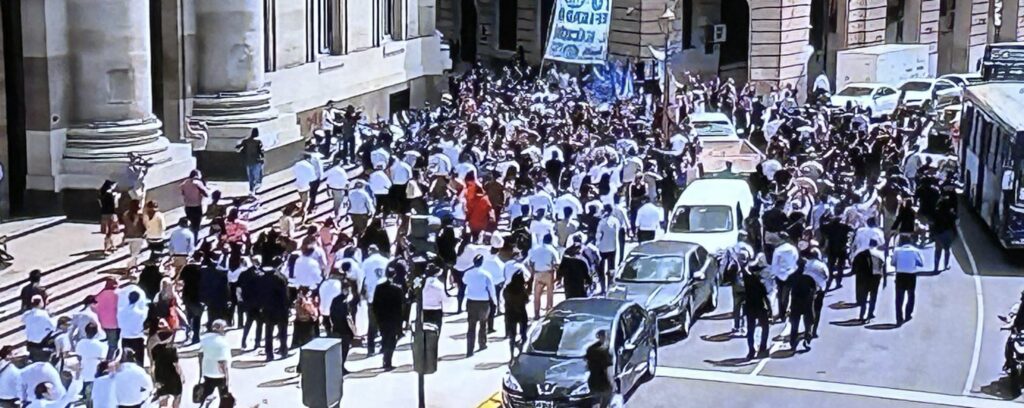 Protesta de trabajadores frente a Casa Rosada contra la privatización del Banco Nación