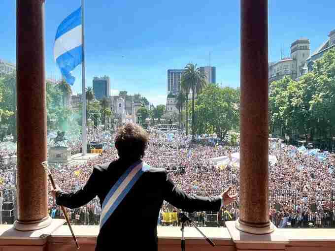 40 años de democracia: Javier Milei juró como nuevo presidente y dijo que la “reconstrucción de Argentina” inicia con ajuste