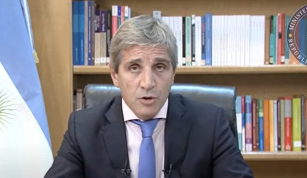 Luis Caputo aseguró que buscan una nueva fórmula de movilidad jubilatoria