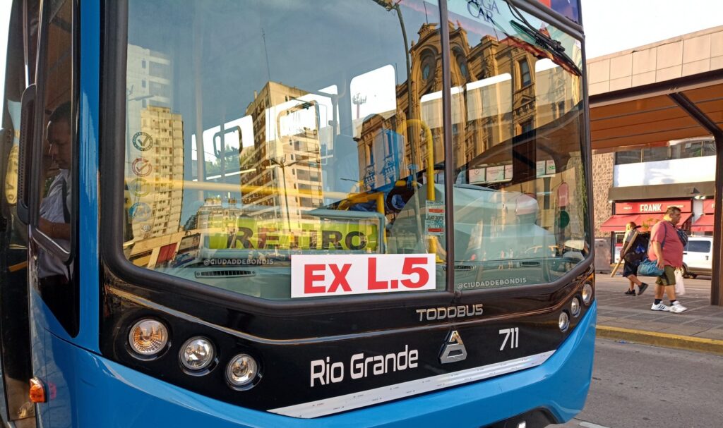 El lunes inicia la nueva línea 8 de colectivos: absorbe a la 5 con viajes de Aeroparque a Ezeiza