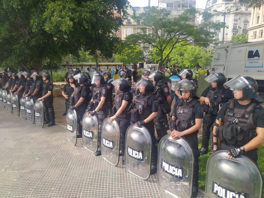 La Policía de la Ciudad desalojó al Malón de la Paz que desde agosto estaba en Plaza Lavalle