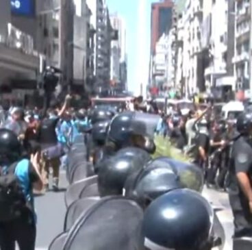 Tensión en avenida Corrientes: un policía atropellado y un detenido
