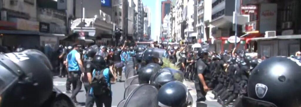 Tensión en avenida Corrientes: un policía atropellado y un detenido