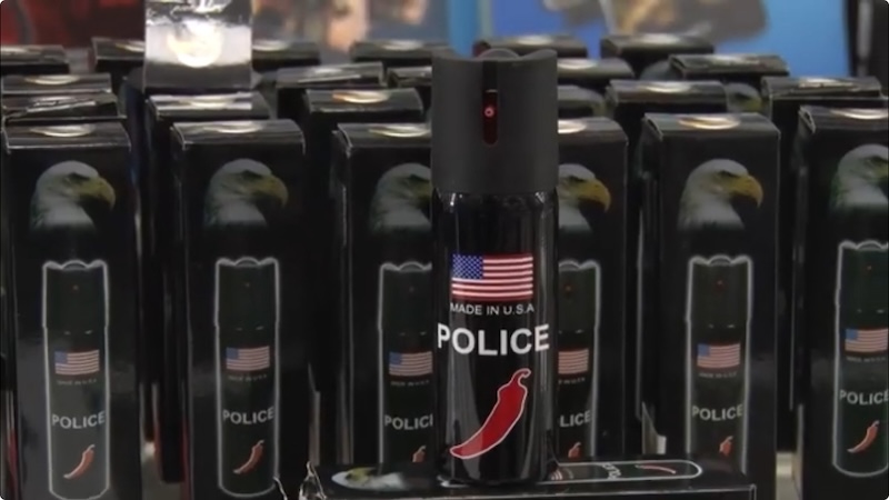 Incautan picanas disimuladas en linternas y gas pimienta en un local comercial