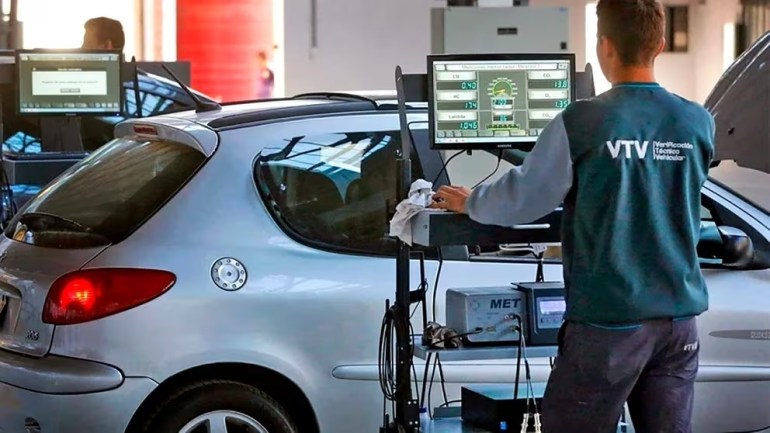 ¿Se puede circular sin VTV y el seguro del auto?: las dudas que generó el DNU