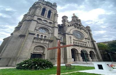 Provocan daños en la puerta de la iglesia del Sagrado Corazón de Barracas para intentar robar
