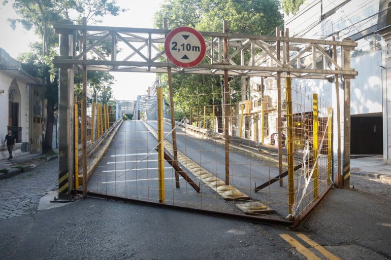 Colegiales: el puente de Ciudad de la Paz cumple un año cerrado