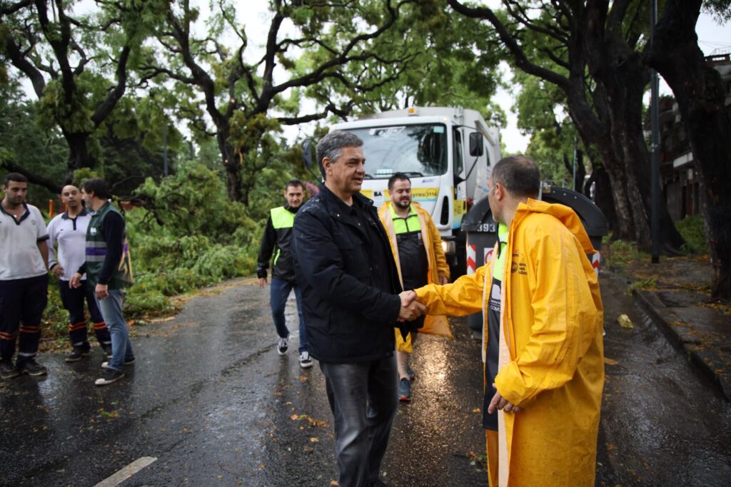 Jorge Macri supervisó los trabajos de los equipos en las calles tras el temporal en la Ciudad