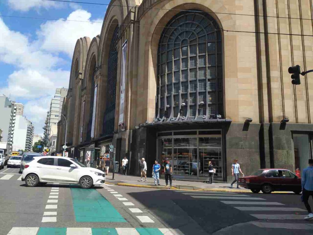 Liberada Corrientes y Anchorena, la última esquina en el Abasto bloqueada por el temporal