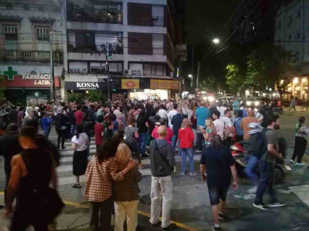 Almagro: cacerolazo y protesta vecinal en Rivadavia y Medrano contra el DNU de Javier Milei para desregular la economía