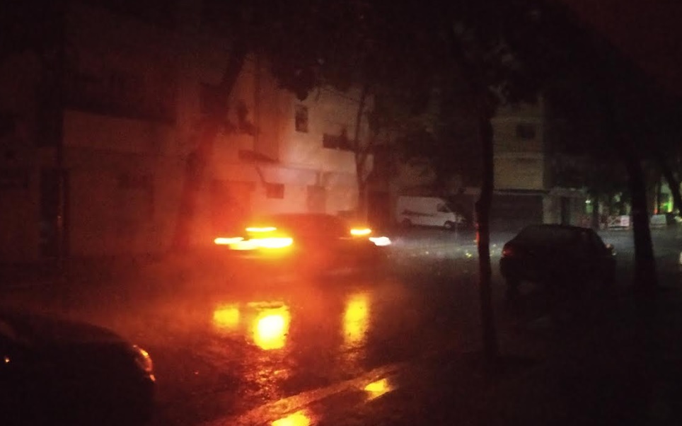 Tormentas y alerta naranja en CABA: apagones, calles anegadas, ramas y árboles caídos en el Abasto