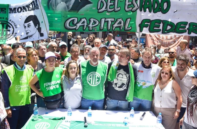 ATE realizó un abrazo en Jefatura de Gabinete contra “el retroceso institucional”: la policía ingresó al edificio de SOMISA