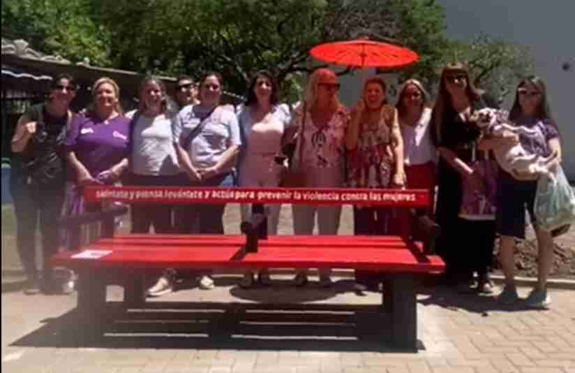 Balvanera: inauguraron un Banco Rojo en la Plaza 1 de Mayo