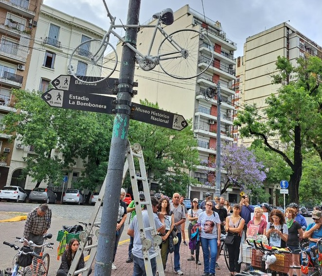 Fijaron una Bicicleta Blanca en recuerdo de víctimas de siniestros viales frente a la Secretaría de Transporte de CABA