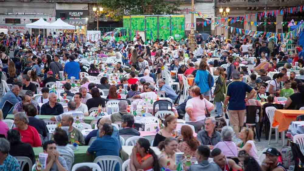 Multitudinaria cena solidaria de Nochebuena frente al Congreso
