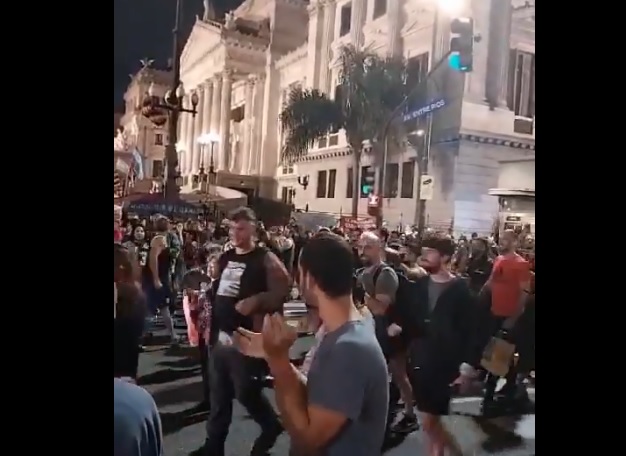 Protesta frente al Congreso de la Nación contra el DNU de Javier Milei