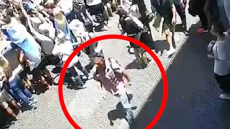 Identificaron y ordenaron detener al hombre acusado de arrojar una botella a Javier Milei, que hirió a un custodio
