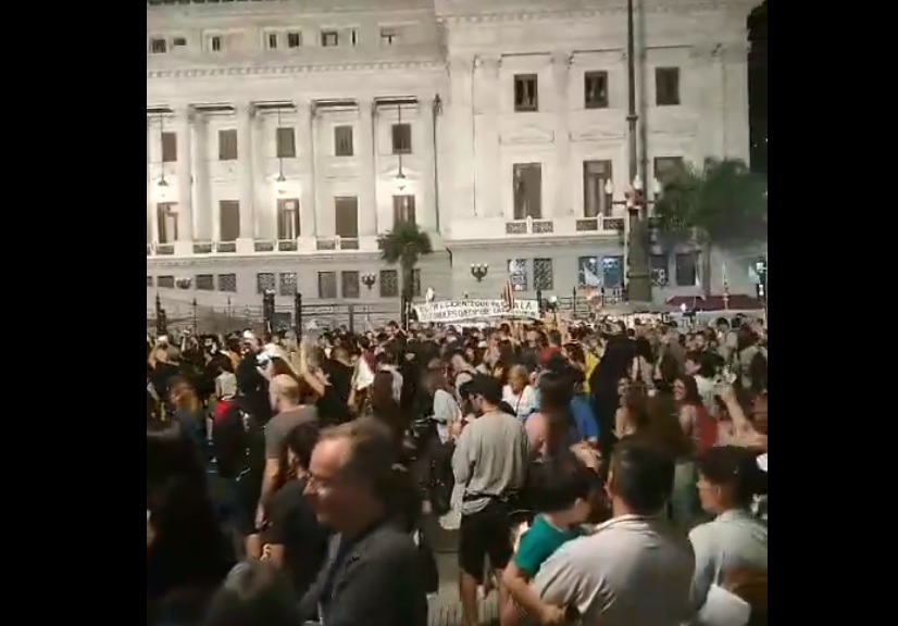 Segunda noche de cacerolazos frente al Congreso, con más policía